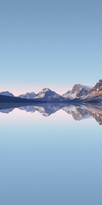 Réflexions tranquilles d'une chaîne de montagnes sur un lac azur calme