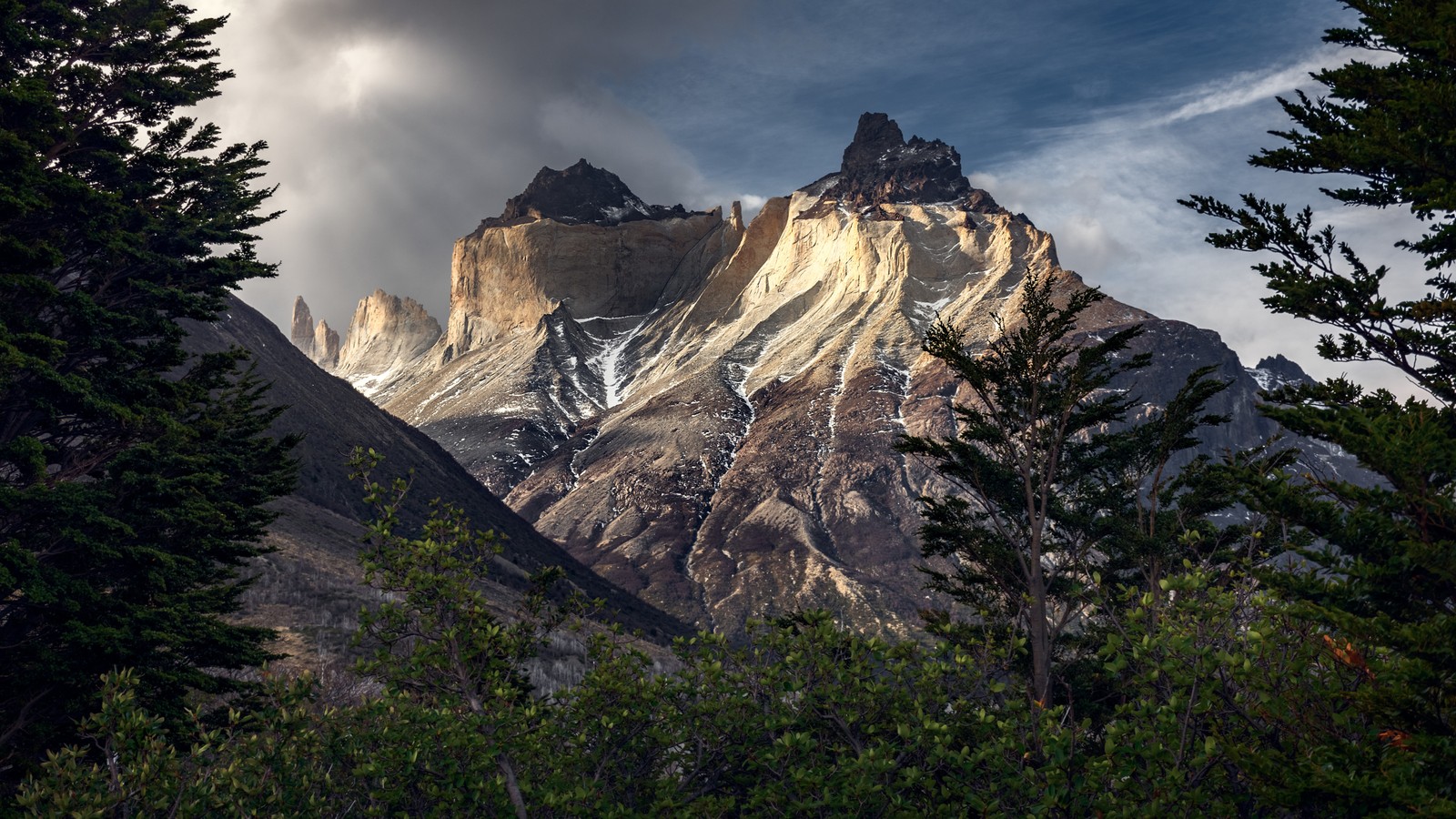 A close up of a mountain with a cloudy sky in the background (torres del paine national park, lake peho, fitz roy, park, national park)