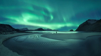 Figura solitaria bajo las majestuosas auroras boreales en Noruega