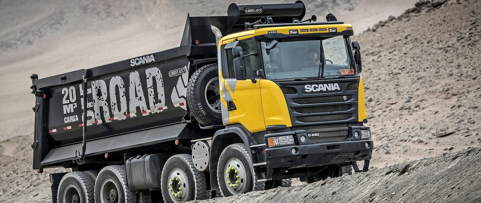 Ein lkw, der auf einer schotterstraße in der wüste fährt (scania ab, auto, lkw, transport, reifen)