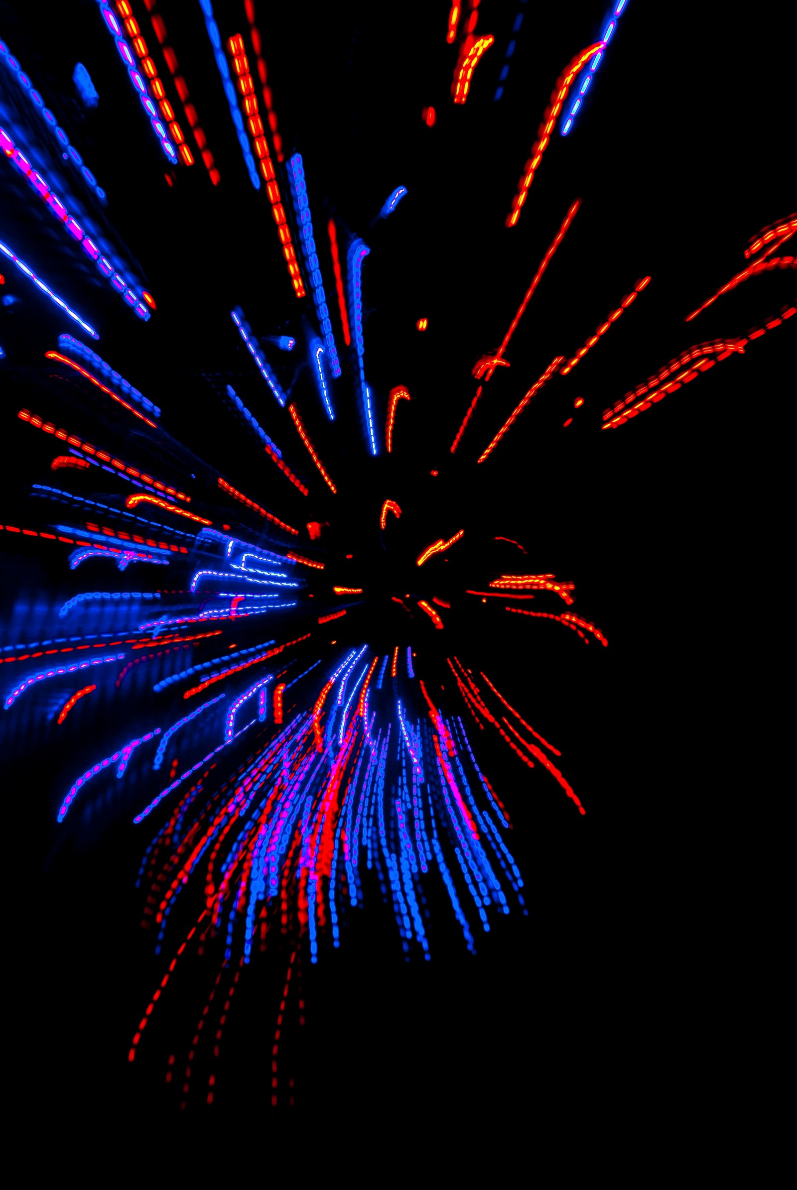 Fogos de artifício no escuro com fundo preto (fogos de artifício, smartphone, azul elétrico, luz, néon)