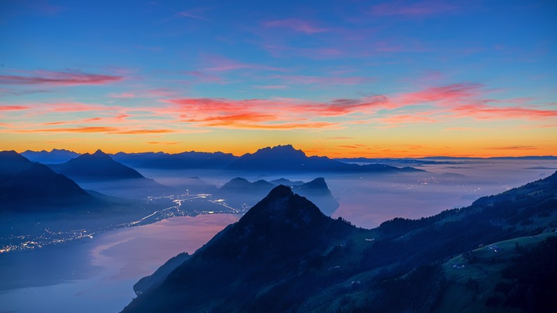 Вид на горный массив с озером и горами вдали (rigi hochflue, послесвечение, золотой час, швейцария, туман)