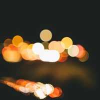 Lumières bokeh jaunes contre un ciel nocturne