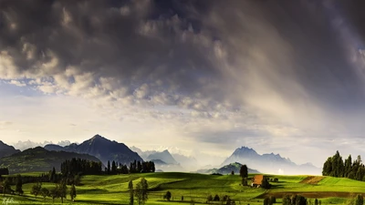 Majestätische Berglandschaft unter dramatischen Himmel