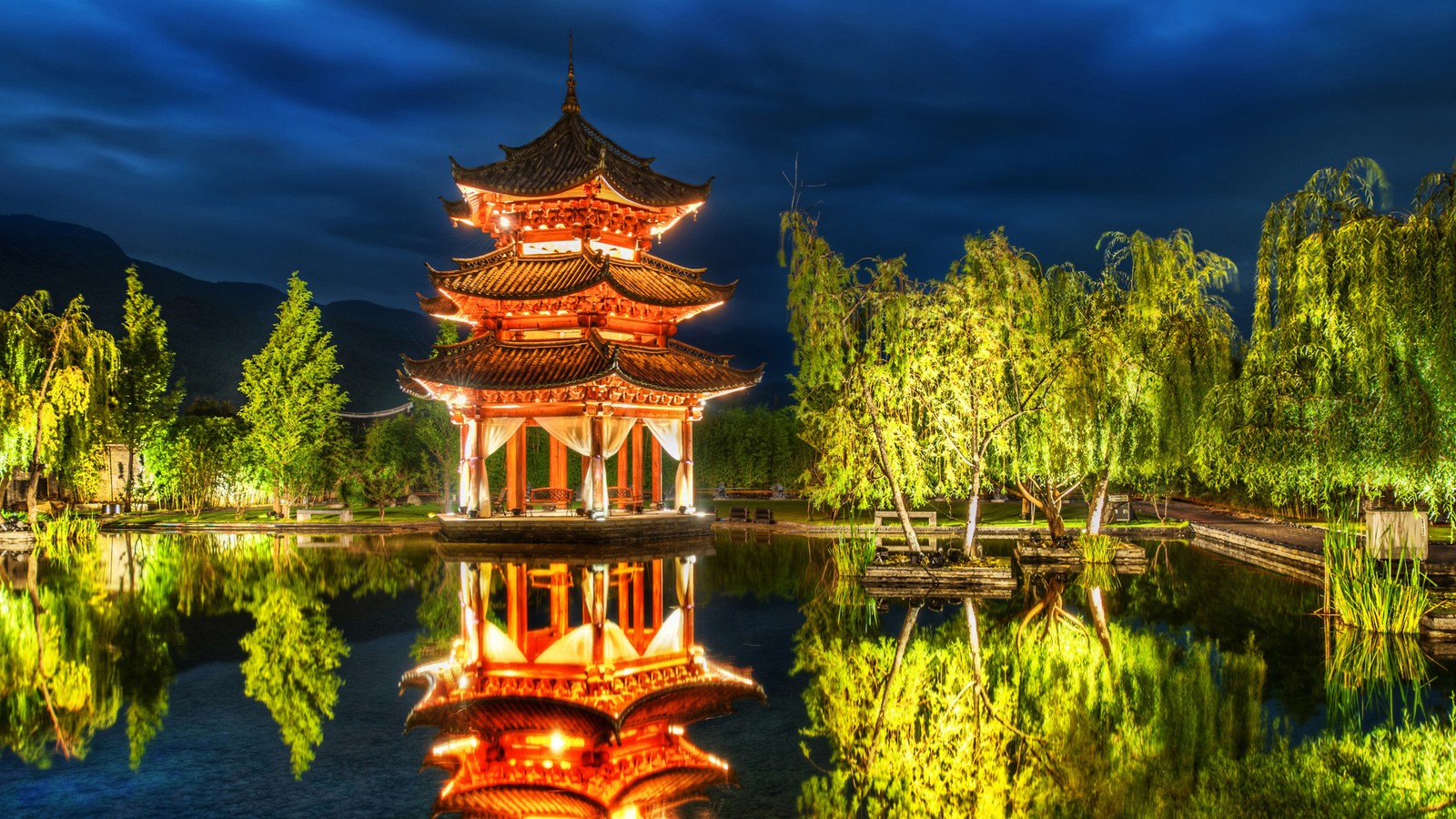 Arafed-pagode in einem park mit einem teich und bäumen (natur, reflexion, wahrzeichen, pagode, chinesische architektur)