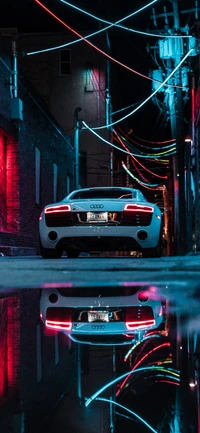 Audi R8 em um beco iluminado por néon, refletindo-se em uma poça.