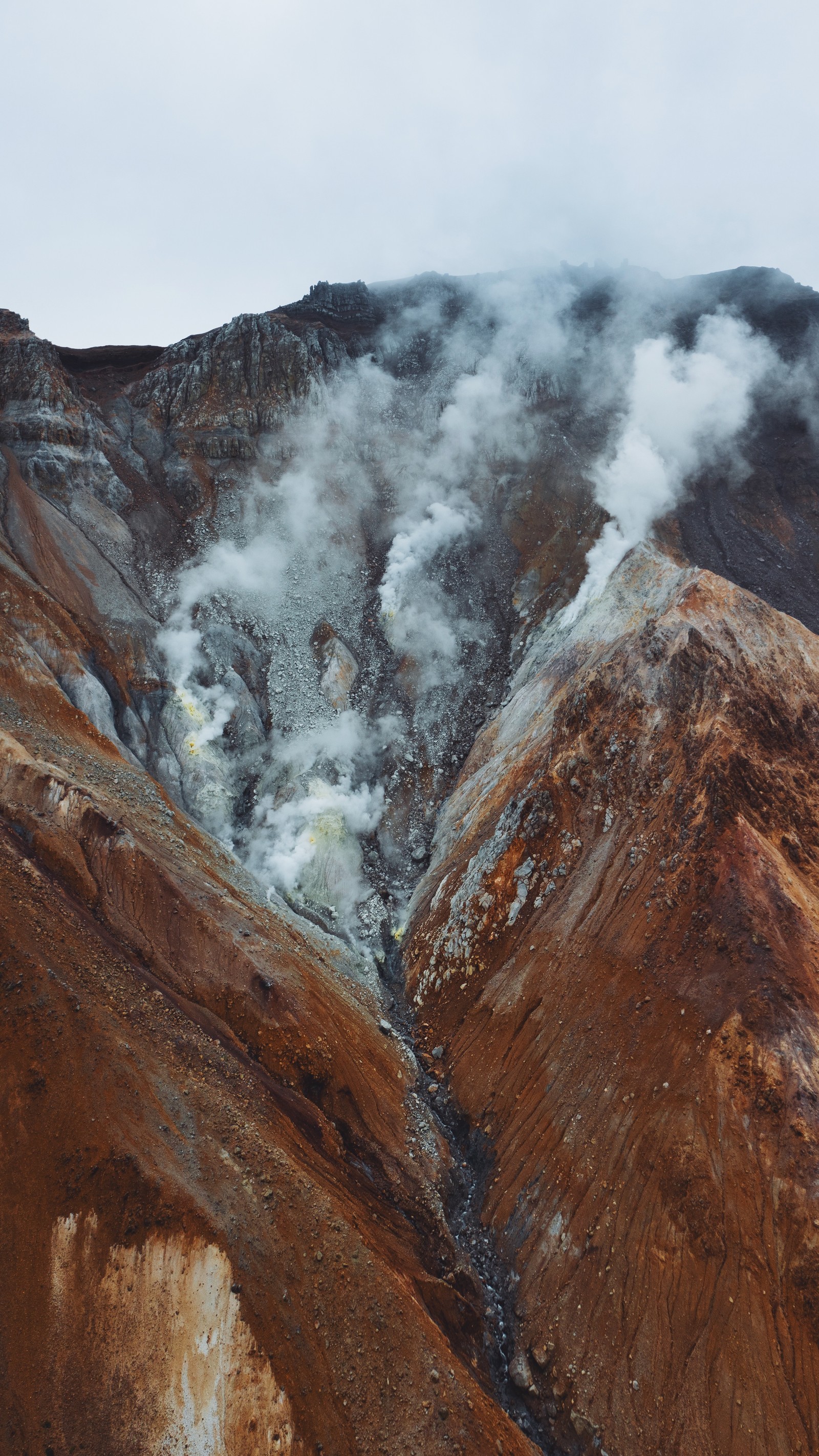 Hay una montaña con mucho humo saliendo de ella (cresta, geología, montaña, nube, tierras altas)