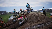 Интенсивные мотоциклетные гонки в видеоигре MXGP 2020