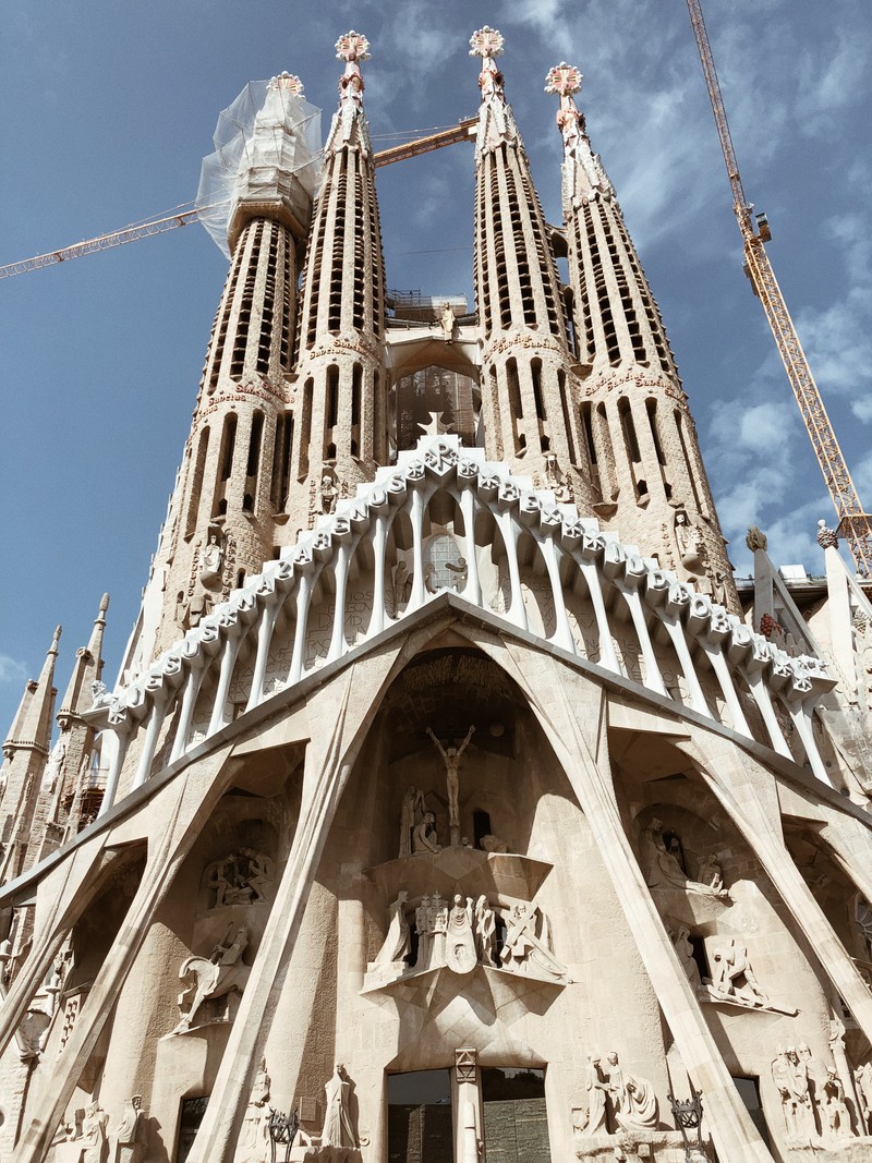 Здание с часами на крыше (барселона, barcelona, архитектура, достопримечательность, фасад)