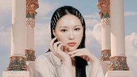 Siyeon von Dreamcatcher in einer surrealen, apokalyptischen Umgebung, die Eleganz und Stärke verkörpert.