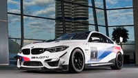 BMW M4 GT4 in dynamischer Darstellung mit moderner Architektur und dramatischer Beleuchtung.