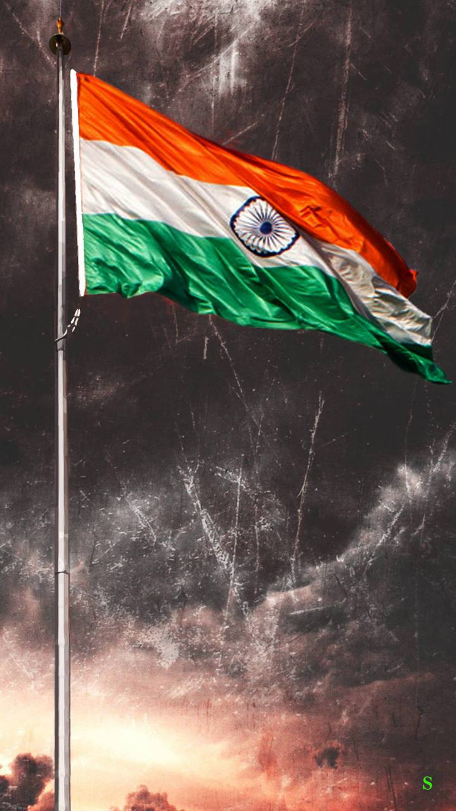 Un drapeau flottant haut dans le ciel avec un ciel nuageux derrière (inde, india, indien, drapeau indien, tricolore)