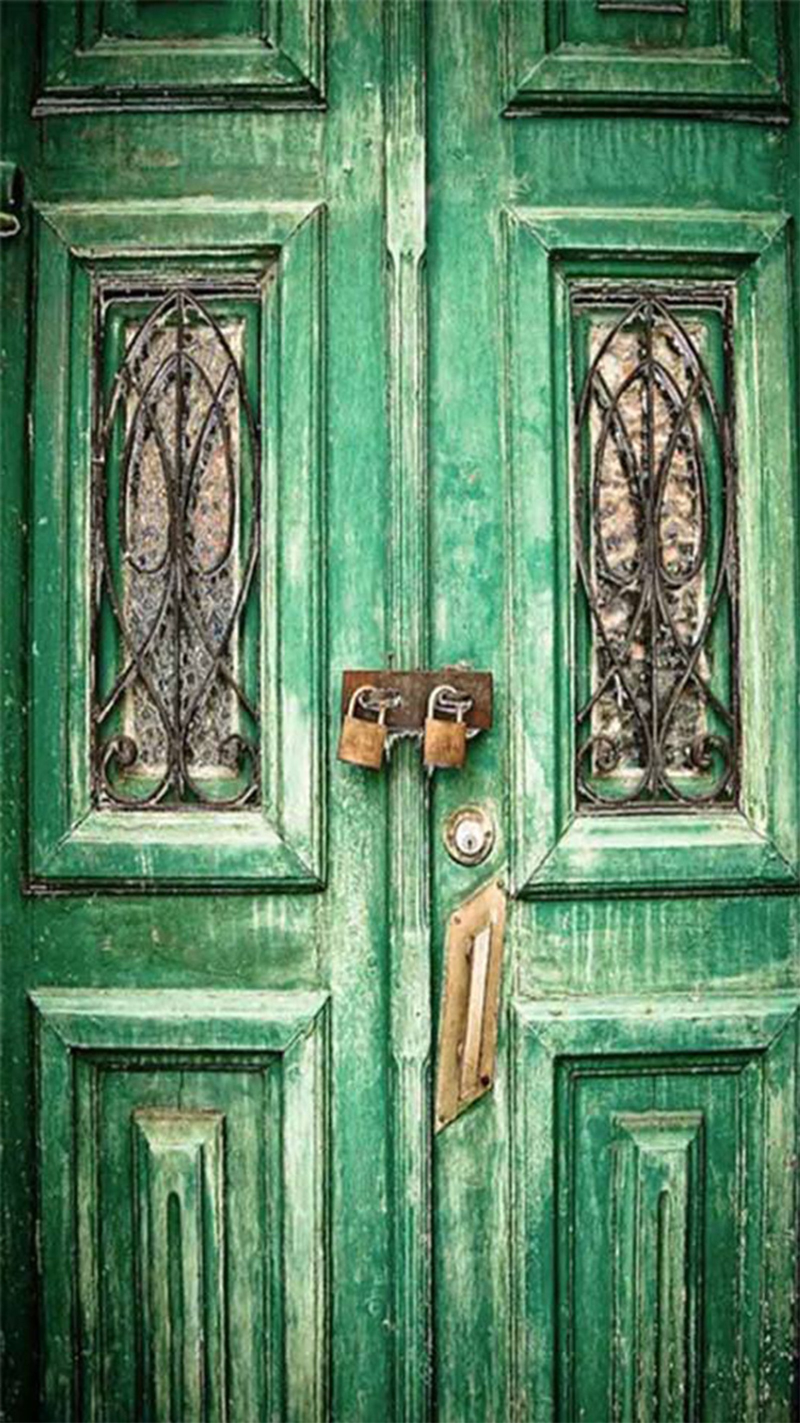 A close up of a green door with a lock and a key (door, egypt, lkero)