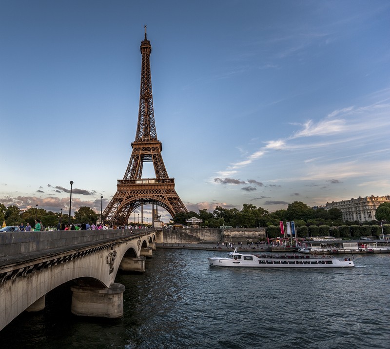 Жирафы идут по мосту над водой (эйфелева башня, франция, пейзаж, париж, paris)