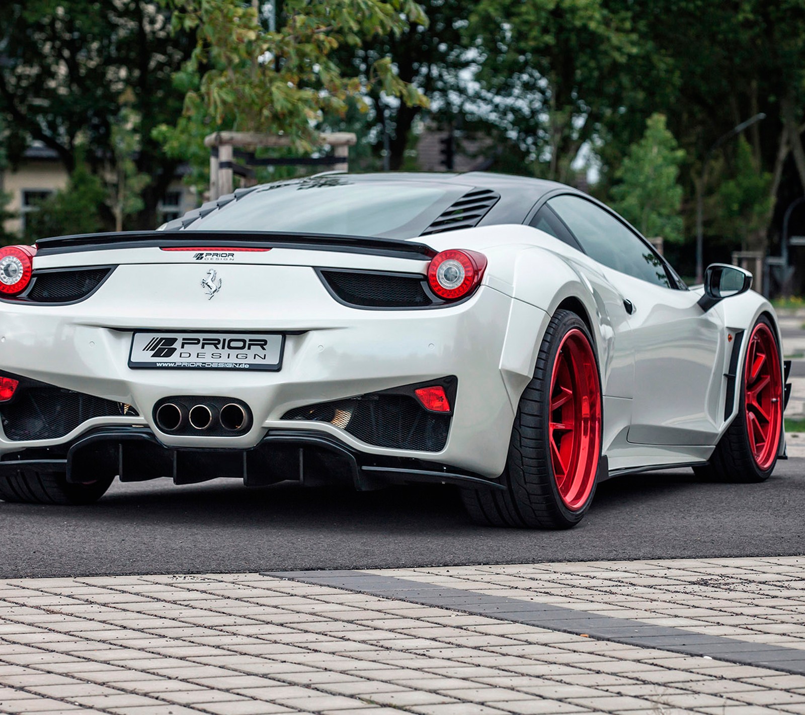 Gros plan d'une voiture de sport blanche garée dans la rue (italie, rouge, blanc)