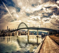 Reflexão da ponte do bonde sobre águas serenas