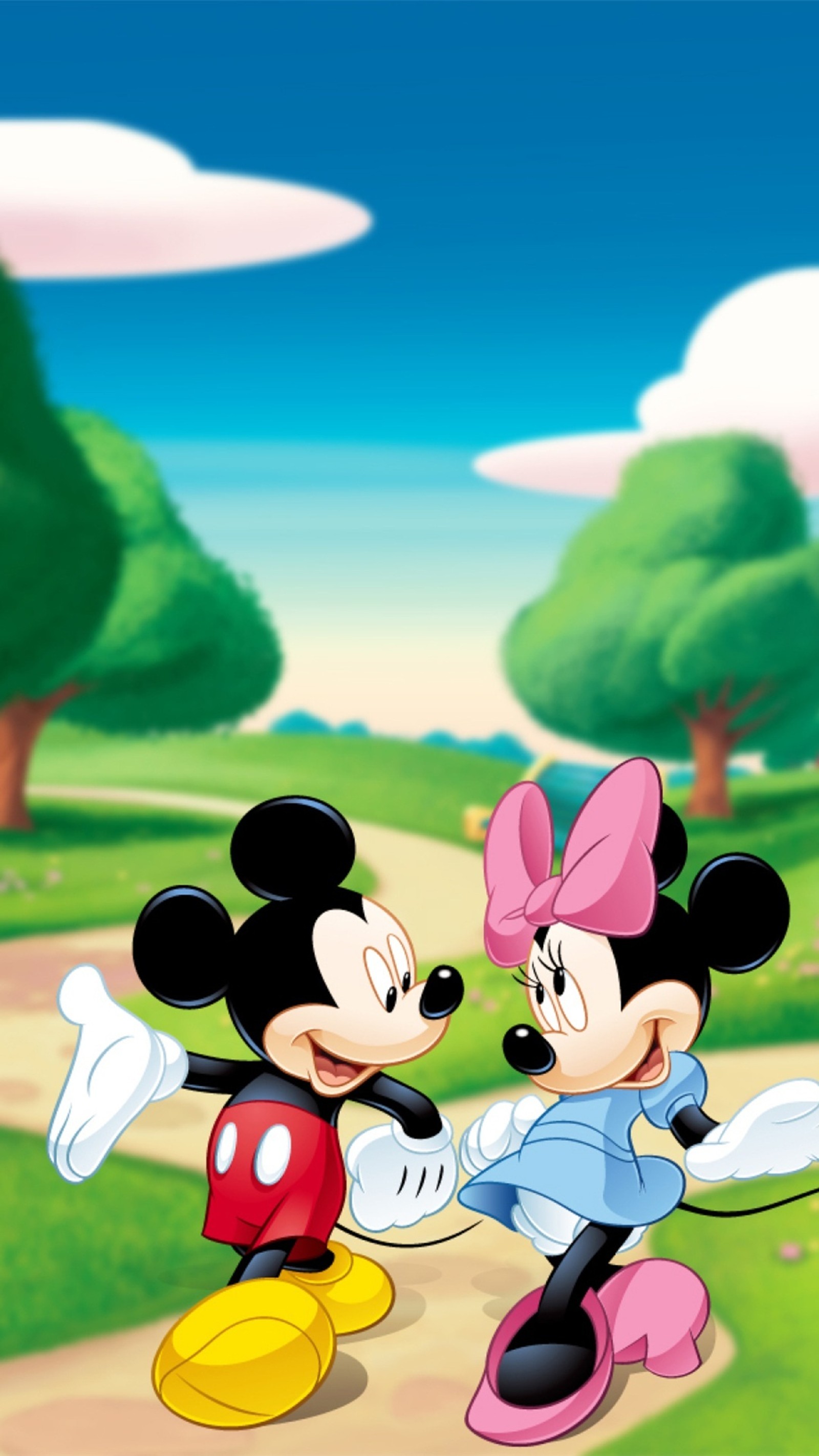 Mickey et minnie mouse jouent ensemble dans le parc (cartoon, disney)