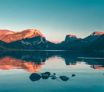 Serensee-Reflexion zwischen majestätischen Bergen