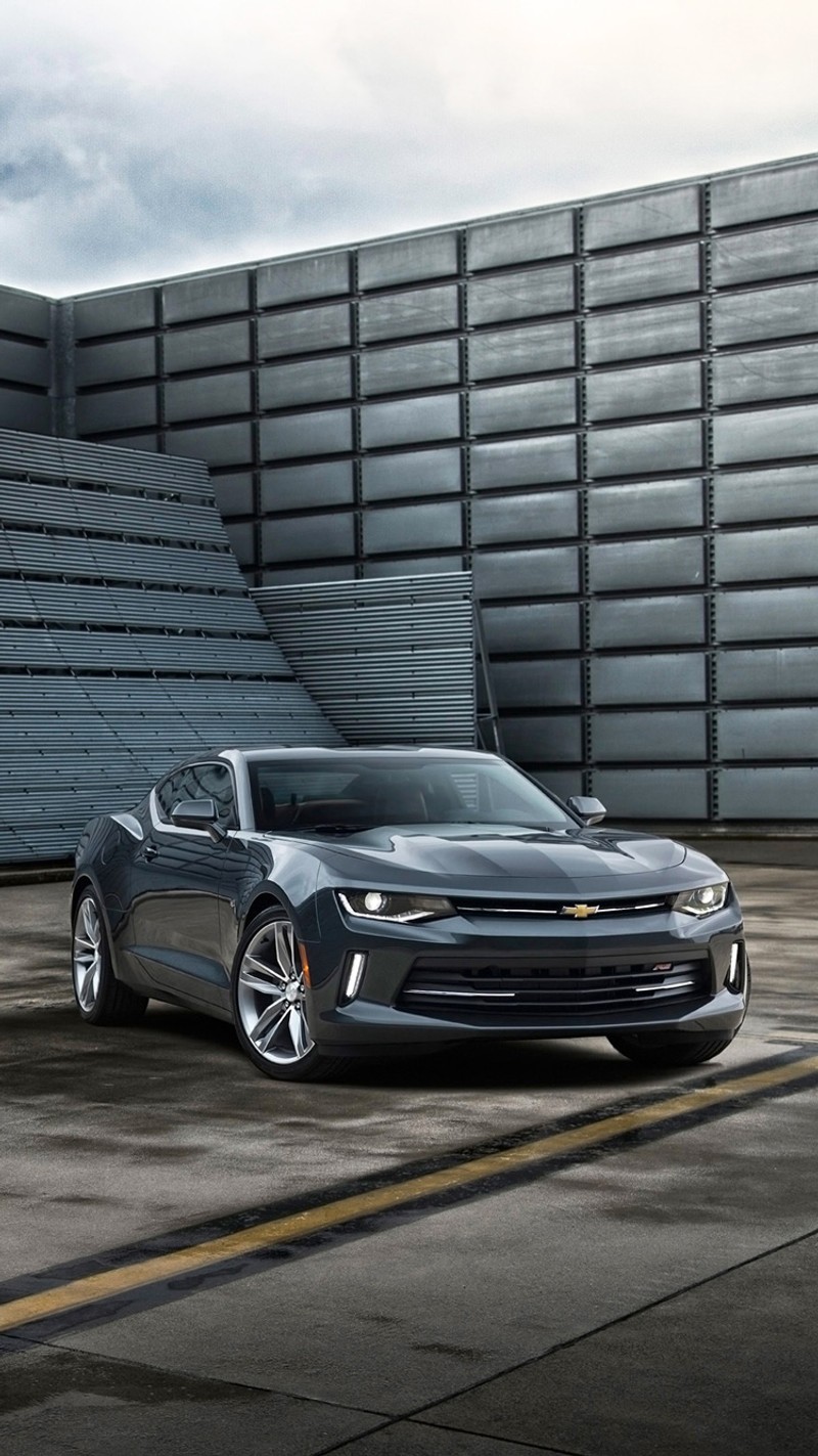 Близкий план серебристого chevrolet camaro, припаркованного перед зданием (авто, camaro, машина, chevrolet, рс)