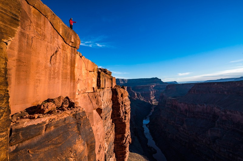 Человек стоит на обрыве над рекой в грандиозном каньоне (гранд каньон, grand canyon, национальный парк, утес, парк)