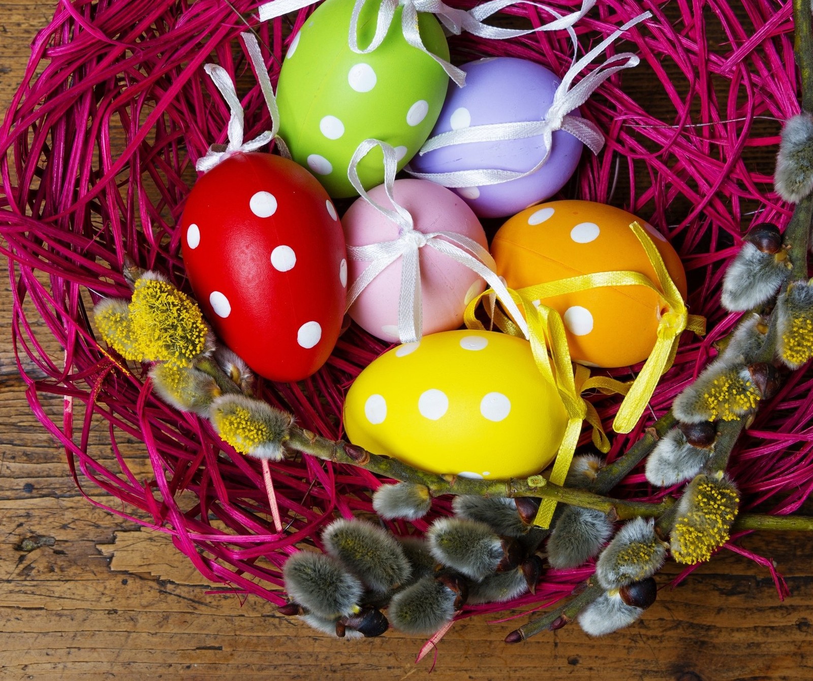 Um close em uma cesta com ovos e pelúcias em uma mesa (cores, ovos, feliz páscoa)