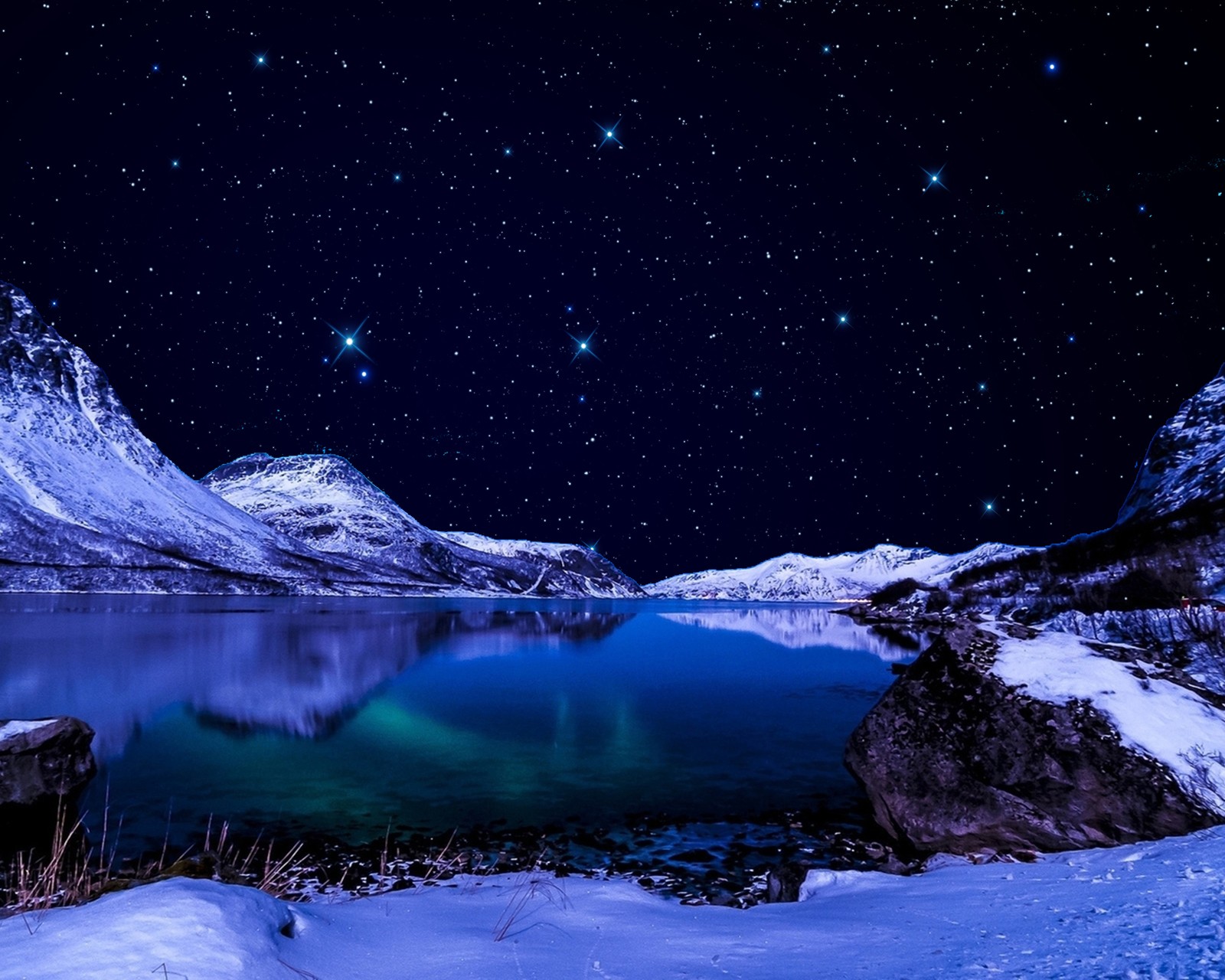 Ciel étoilé au-dessus d'un lac et des montagnes avec une lueur verte (génial, hd, lac, paysage, montagnes)