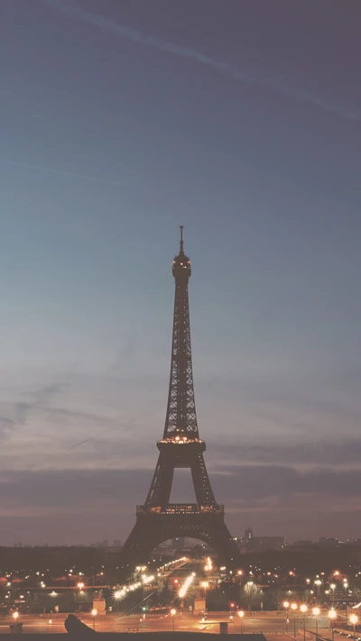 Torre Eiffel al anochecer sobre el horizonte de París