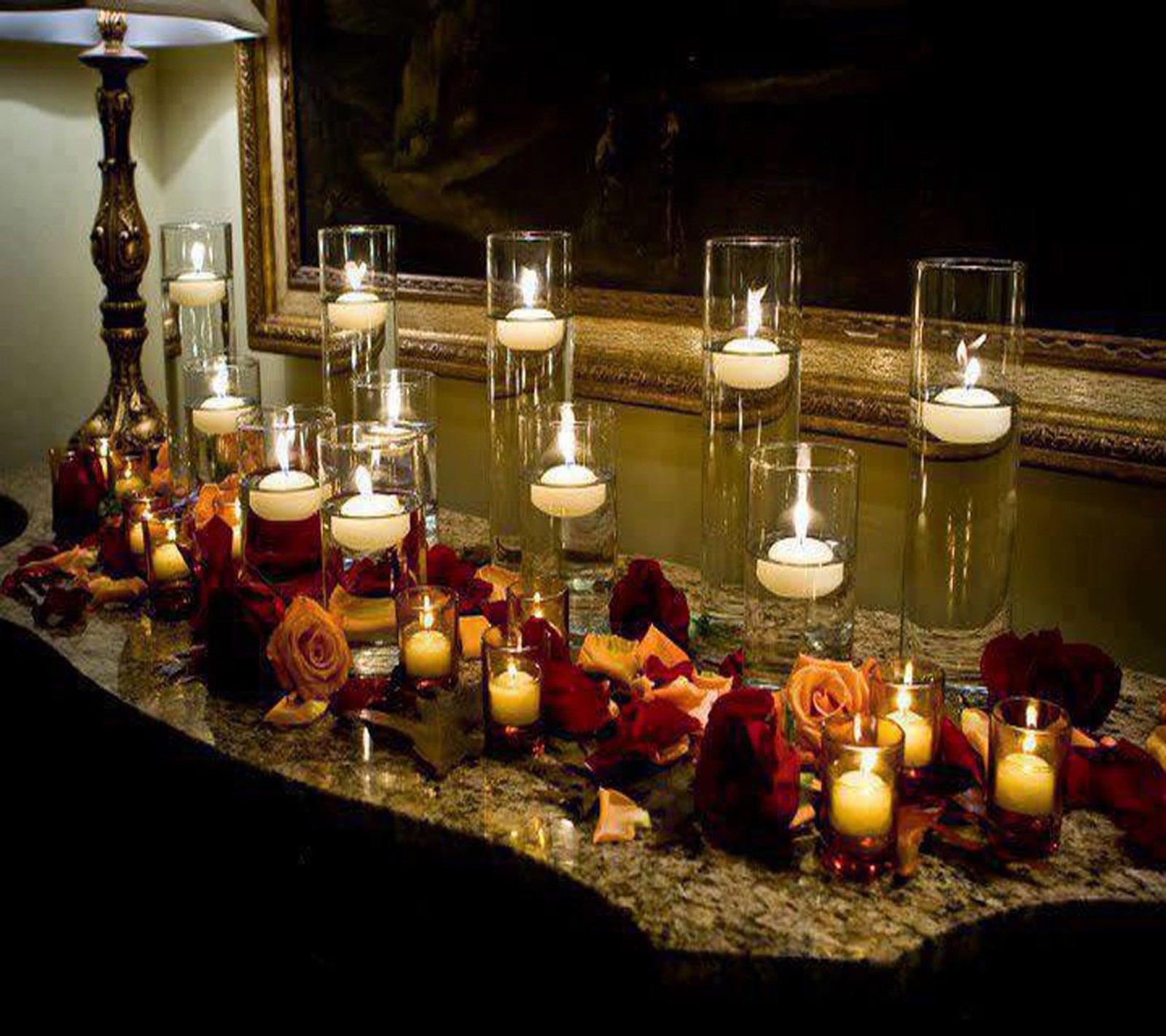 Des bougies sont allumées sur une table avec des fleurs (beaux papiers peints, romantique)