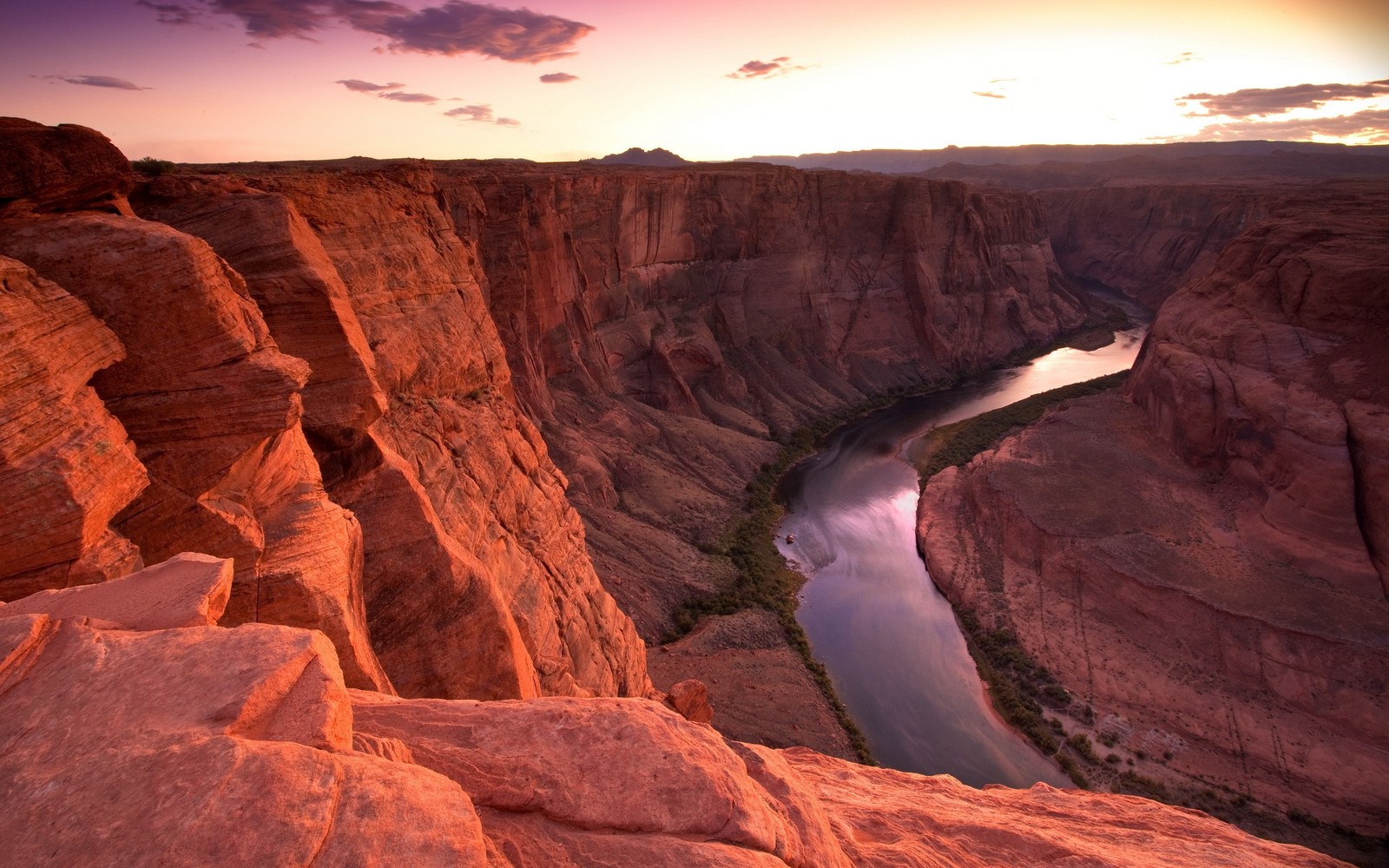 A view of a river running through a canyon next to a cliff (horseshoe bend, colorado river, canyon, formation, badlands)