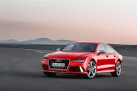 2015 Audi RS 7 в ярко-красном цвете, демонстрирующий свой элегантный дизайн и ориентированные на производительность особенности на открытой дороге.