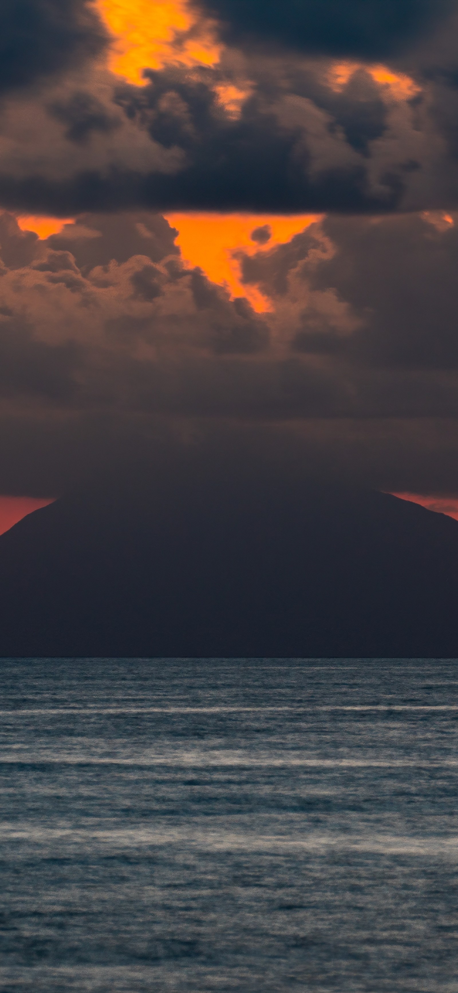 Coucher de soleil sur l'océan avec un bateau au premier plan (nuage, eau, ressources en eau, atmosphère, journée)