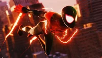 Miles Morales in Aktion, durch die Skyline schwebend mit elektrischer Energie, zeigt seinen ikonischen Spider-Man-Anzug aus dem PlayStation 5-Spiel.