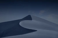 Paysage nocturne serein des dunes de sable arabes aux Émirats arabes unis