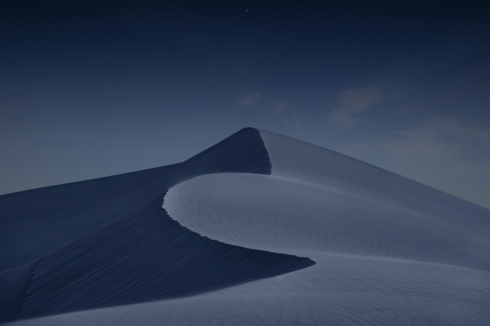 Une montagne enneigée avec une lune dans le ciel (désert arabe, nuit, éau, uae, dunes de sable)