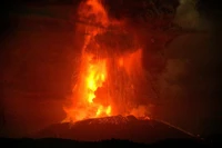 Éruption majestueuse du volcan Mayon : Un spectacle ardent de puissance explosive