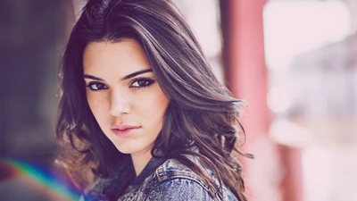 Kendall Jenner: Stunning Brunette Model with Captivating Gaze