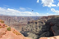 Paysage de canyon à couper le souffle avec des formations rocheuses en couches et un ciel vaste