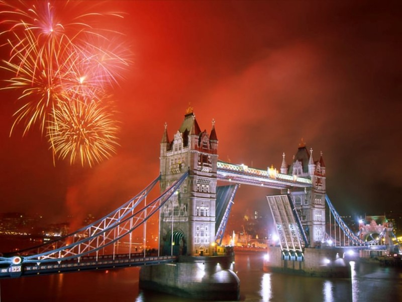 Фейерверки над тауэрским мостом в лондоне в ночь на новый год (tower bridge, лондонская башня, лондонский мост, london bridge, мост)