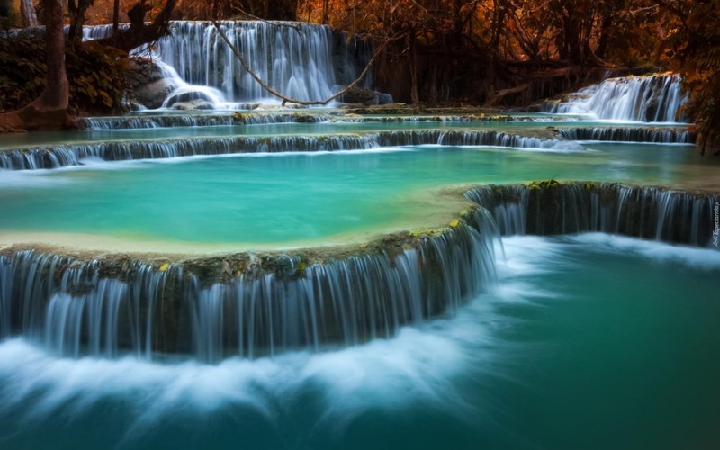 Крупный план водопада с водоемом (водопад, водоем, водные ресурсы, природа, вода)