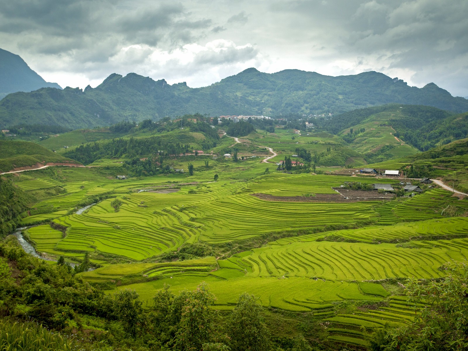 Uma vista de um vale com um rio passando por ele (campo de arroz, terras altas, terraço, estação de montanha, natureza)