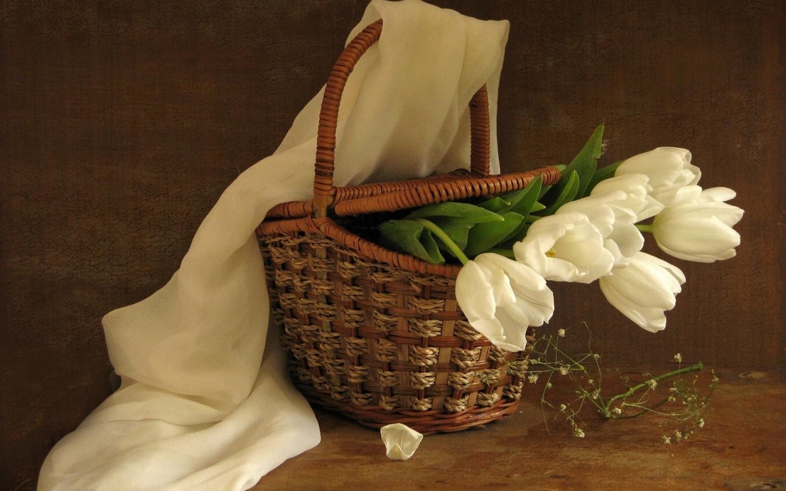 Il y a un panier avec des fleurs blanches et un tissu sur une table (nature morte, panier, photographie de nature morte, blume, osier)