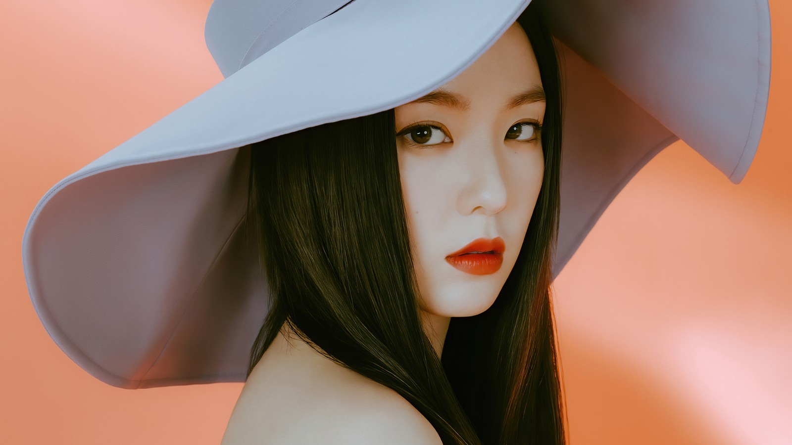 Mujer árabe con un gran sombrero en la cabeza (irene, 아이린, bae joo hyun, 배주현, red velvet)