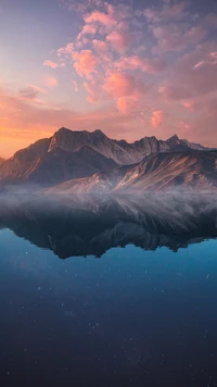 Réflexions sereines des hautes terres au crépuscule