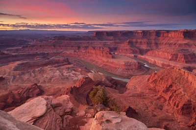 Atardecer vibrante sobre las Badlands: una vista del río Colorado esculpiendo formaciones de cañón