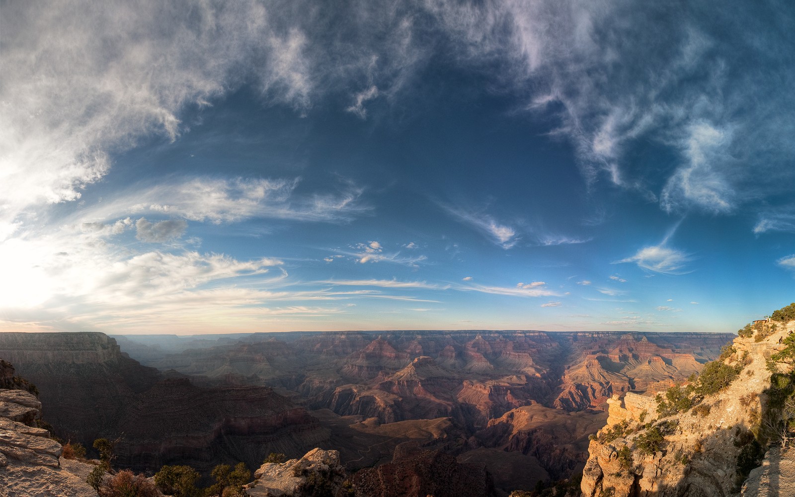 Une vue floue d'un canyon avec le ciel et des nuages (parc national du grand canyon, grand canyon, grand canyon de yellowstone, parc national, parc national de grand teton)