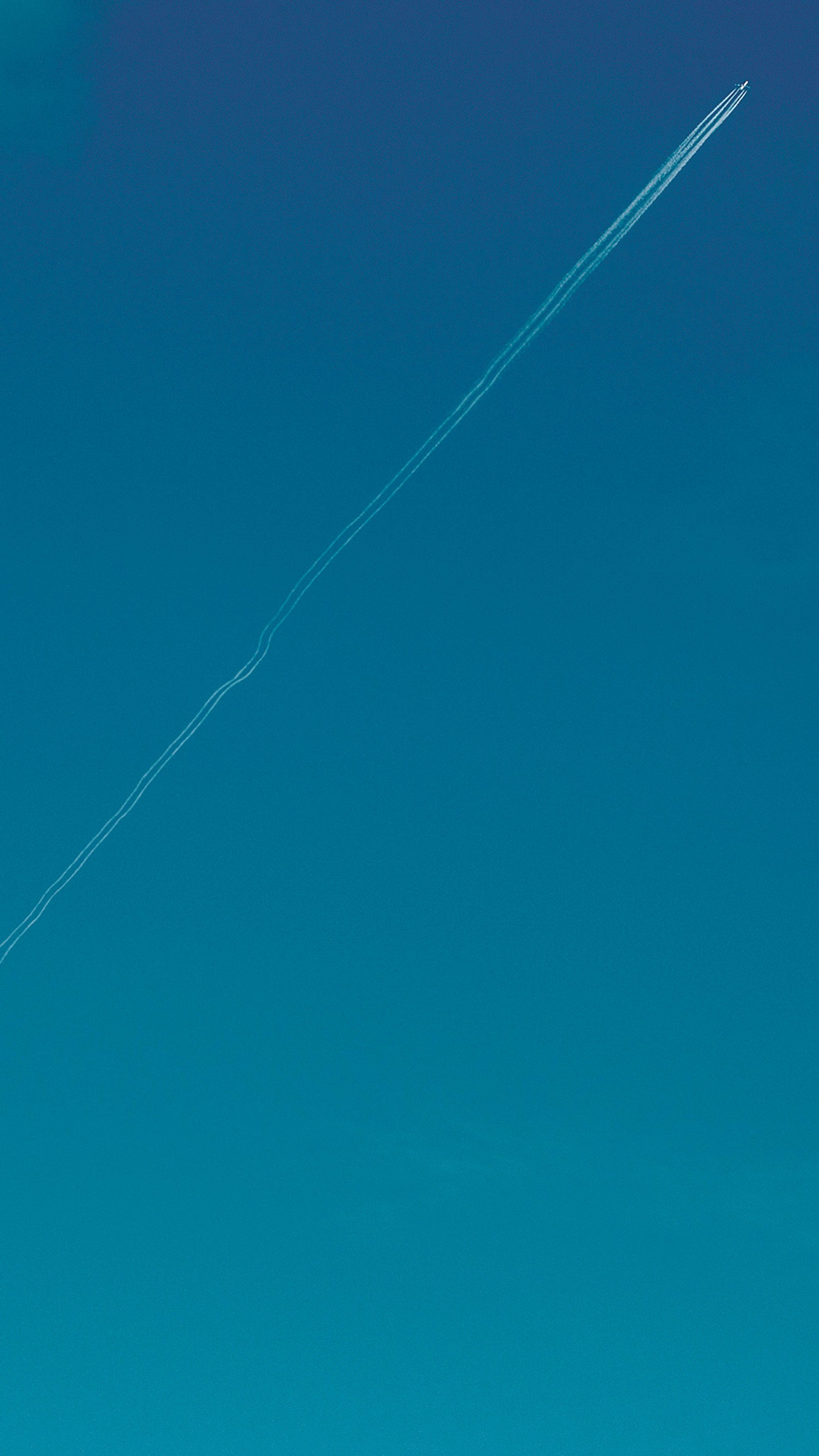 Il y a un avion qui vole dans le ciel avec une traînée dans le ciel (bleu, propre, vol, voler, hd)