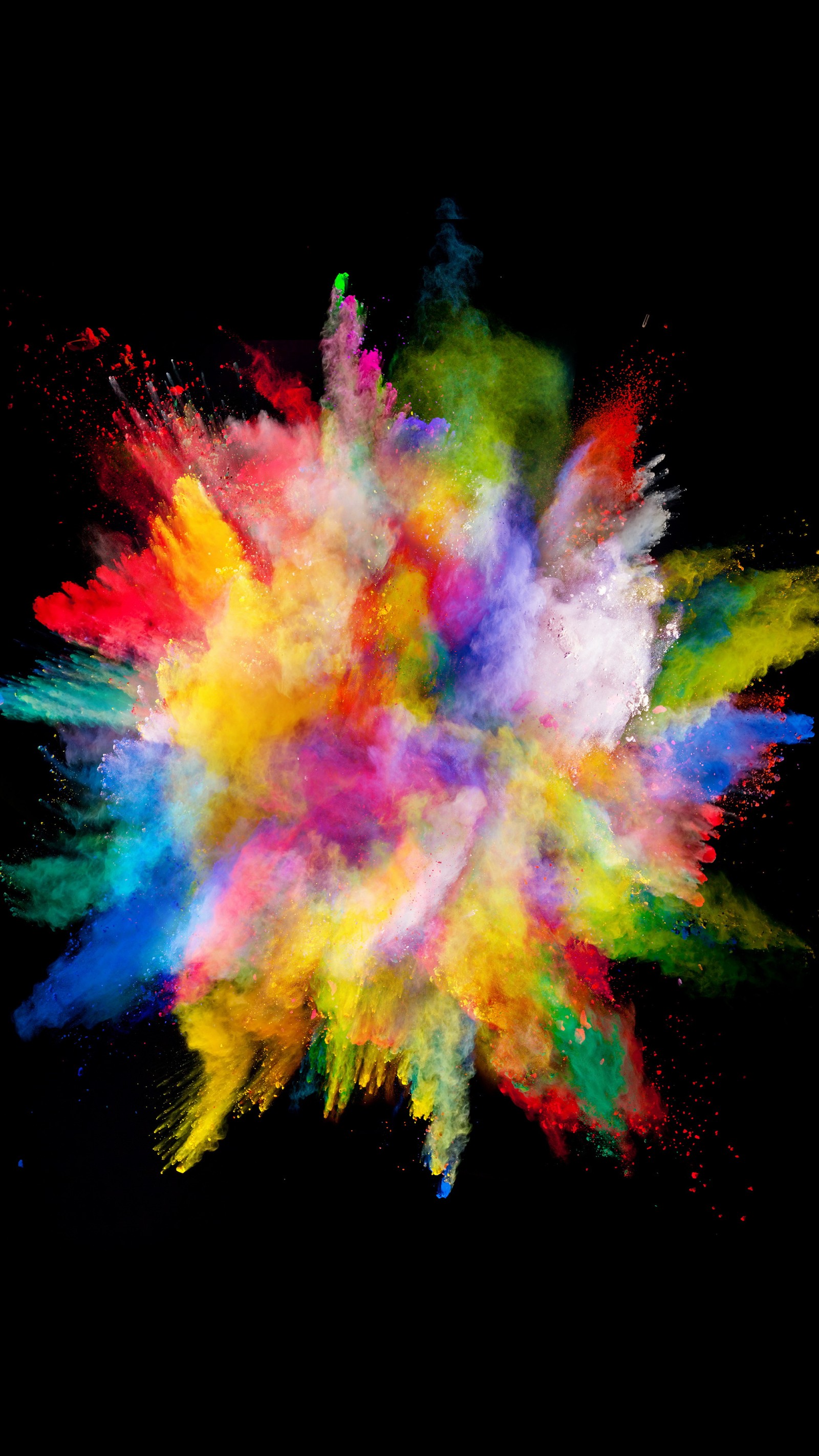 Gros plan d'une explosion de poudre colorée sur un fond noir (abstrait, pomme, couleur, explosion, peinture)