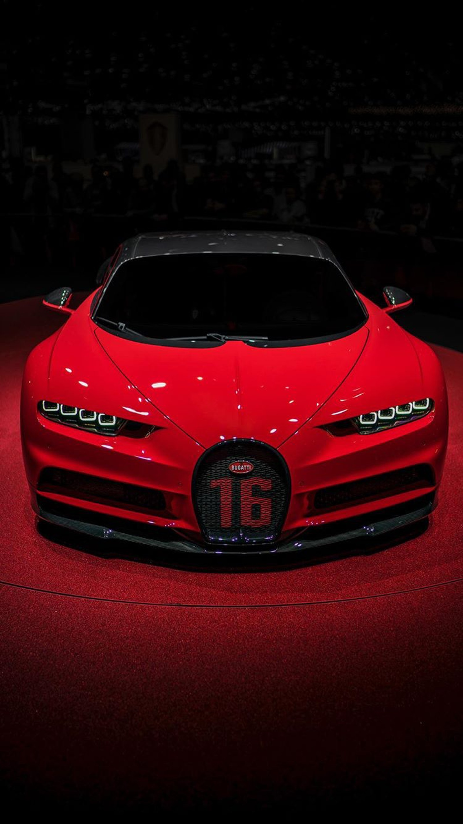 Un primer plano de un coche bugatti rojo en exhibición en un salón (2018, coche, autos, coches, rápido)