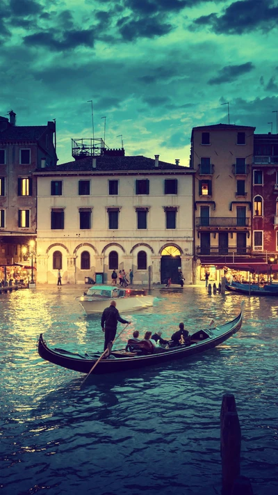 Serenidad nocturna en los canales venecianos: Un viaje en góndola a través de la arquitectura atemporal