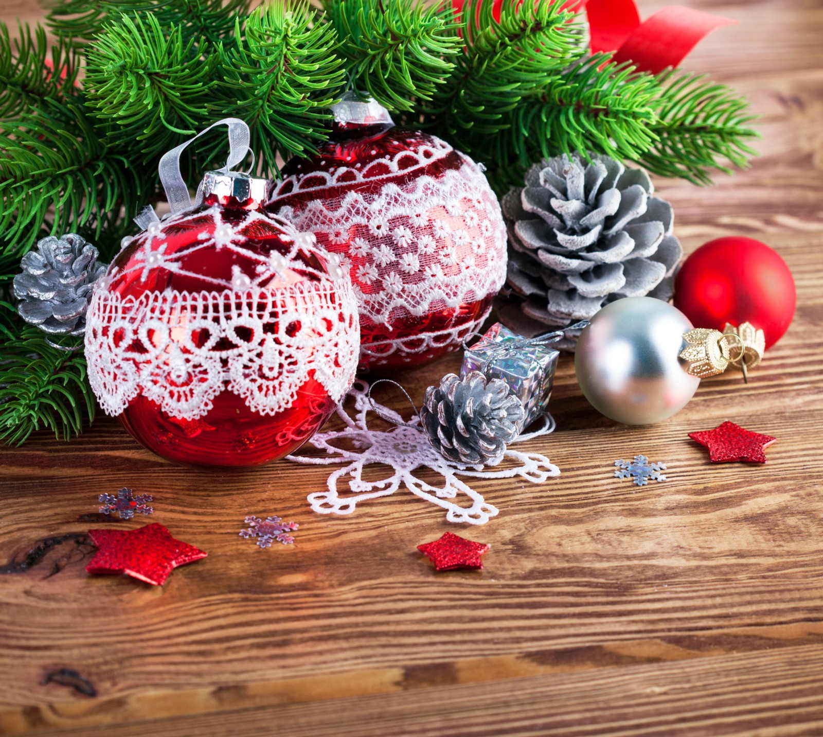 Décorations de noël sur une table en bois avec des pommes de pin et des branches de sapin (boules, noël, cône, flocon de neige)